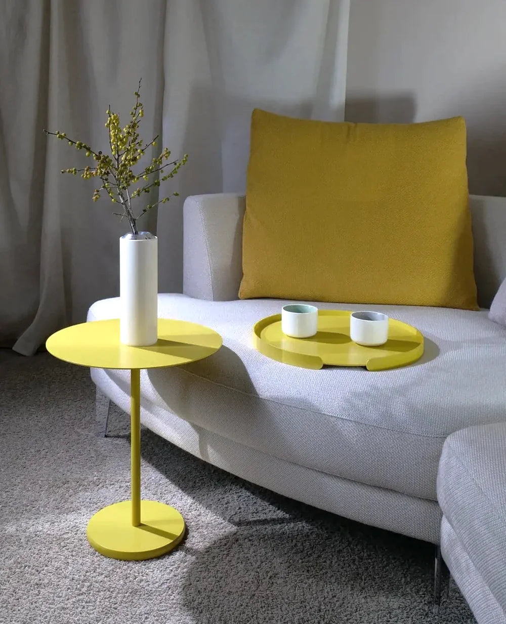 Gelber Ollie Beistelltisch mit abgenommenem Tablett in separater Nutzung auf dem Boden