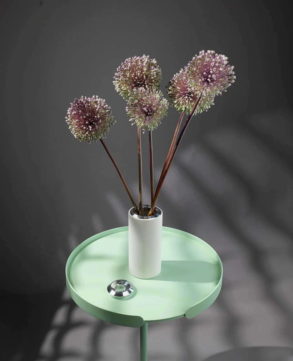 Runde Tischfläche des Ollie Beistelltischs mit Vase – Mint