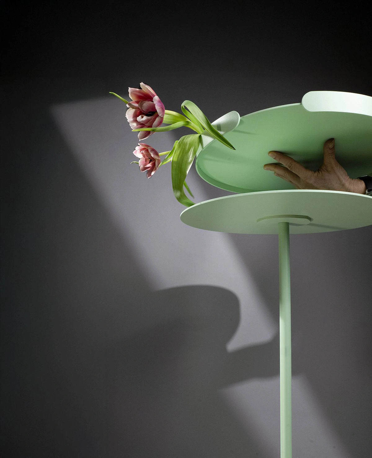 Wetterfester Beistelltisch Ollie in Mint aus Metall mit abgenommenem Tablett von Siqual Design