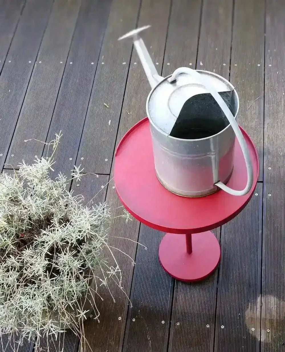 Ollie Tisch auf Balkon – Beistelltisch aus Metall für den Außenbereich