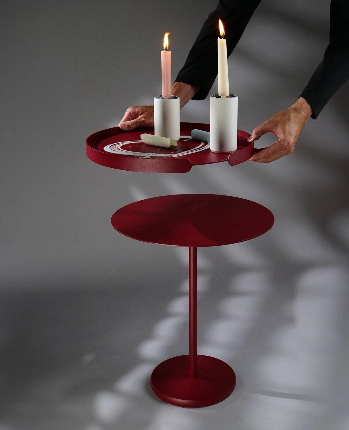 Roter Ollie Beistelltisch mit abgenommenem Tablett als Servierfläche