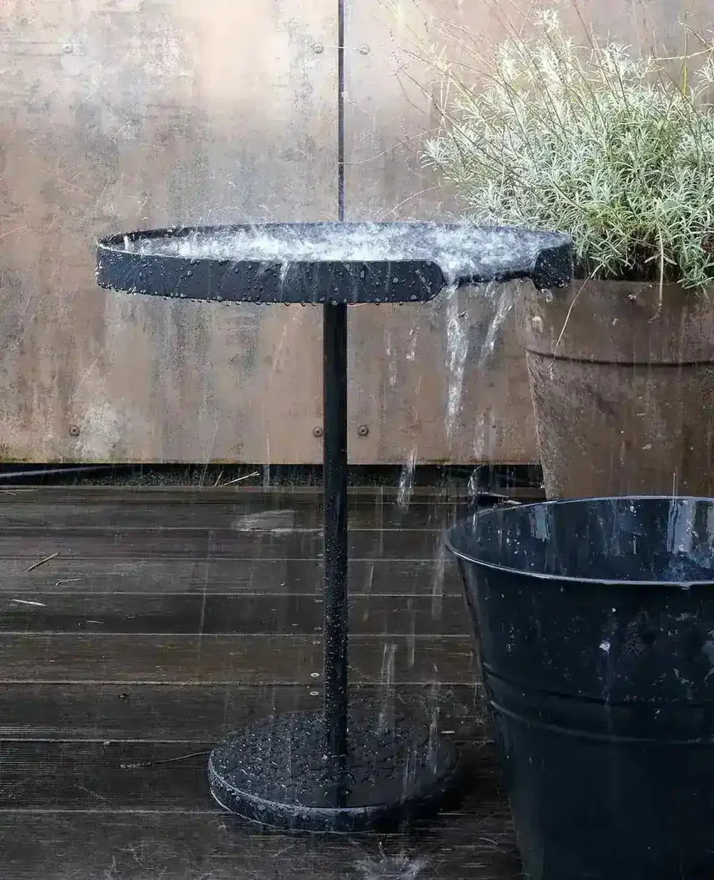 Schwarzer Ollie Beistelltisch aus wetterfestem Metall – Outdoor-Nutzung