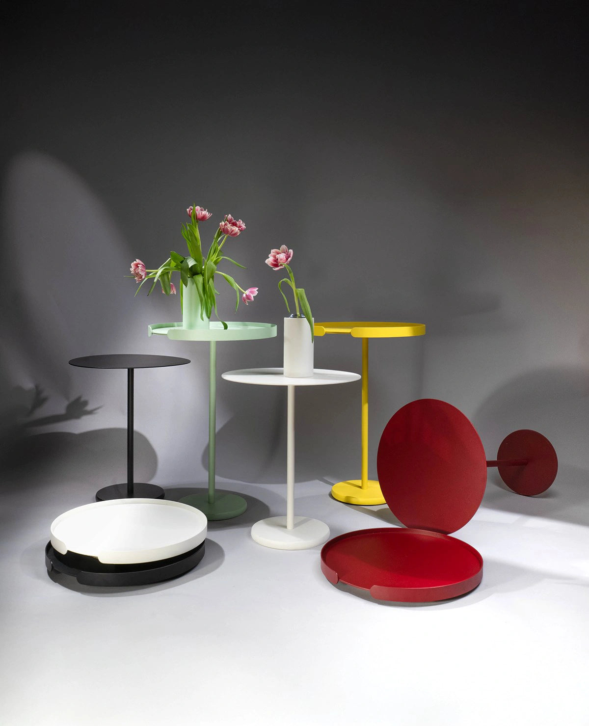 Alle fünf Farben des Ollie Beistelltischs aus Metall – verschiedene Ansichten