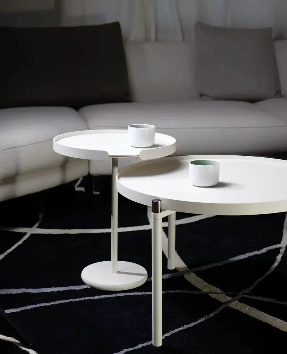 Cremeweißer Ollie Beistelltisch mit Orbis Couchtisch kombiniert – modernes Set