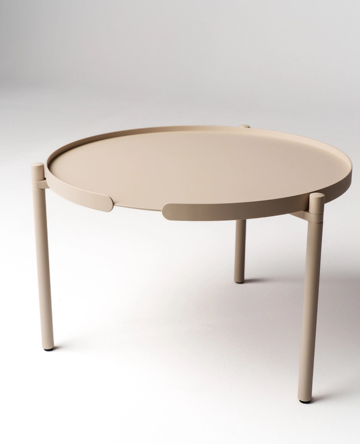 Orbis Couchtisch von Siqual in Beige – runder Outdoor-Tisch aus Metall mit minimalistischer Ästhetik