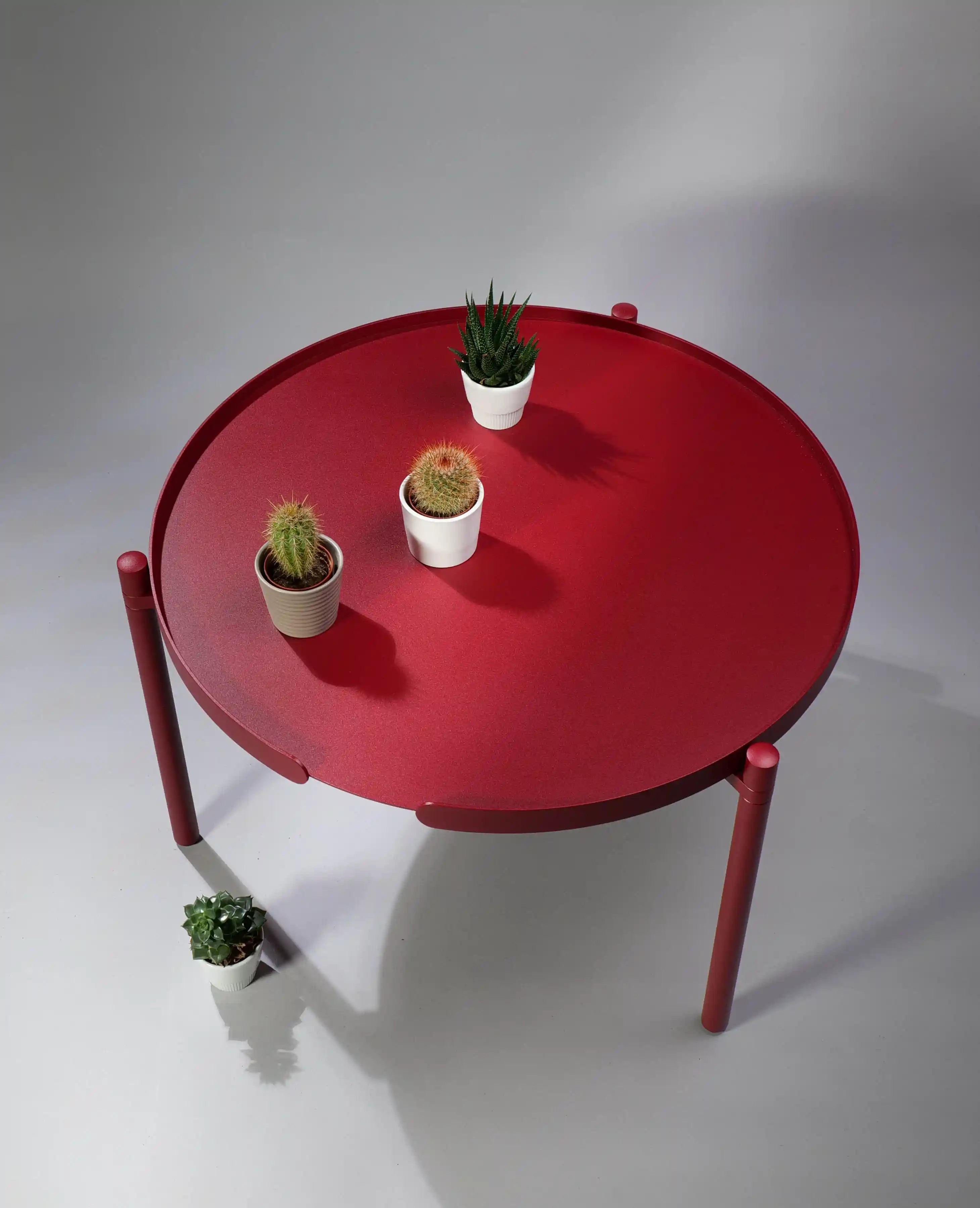 Roter Metalltisch Orbis im Loft-Stil – modernes Interieur mit Farbakzent