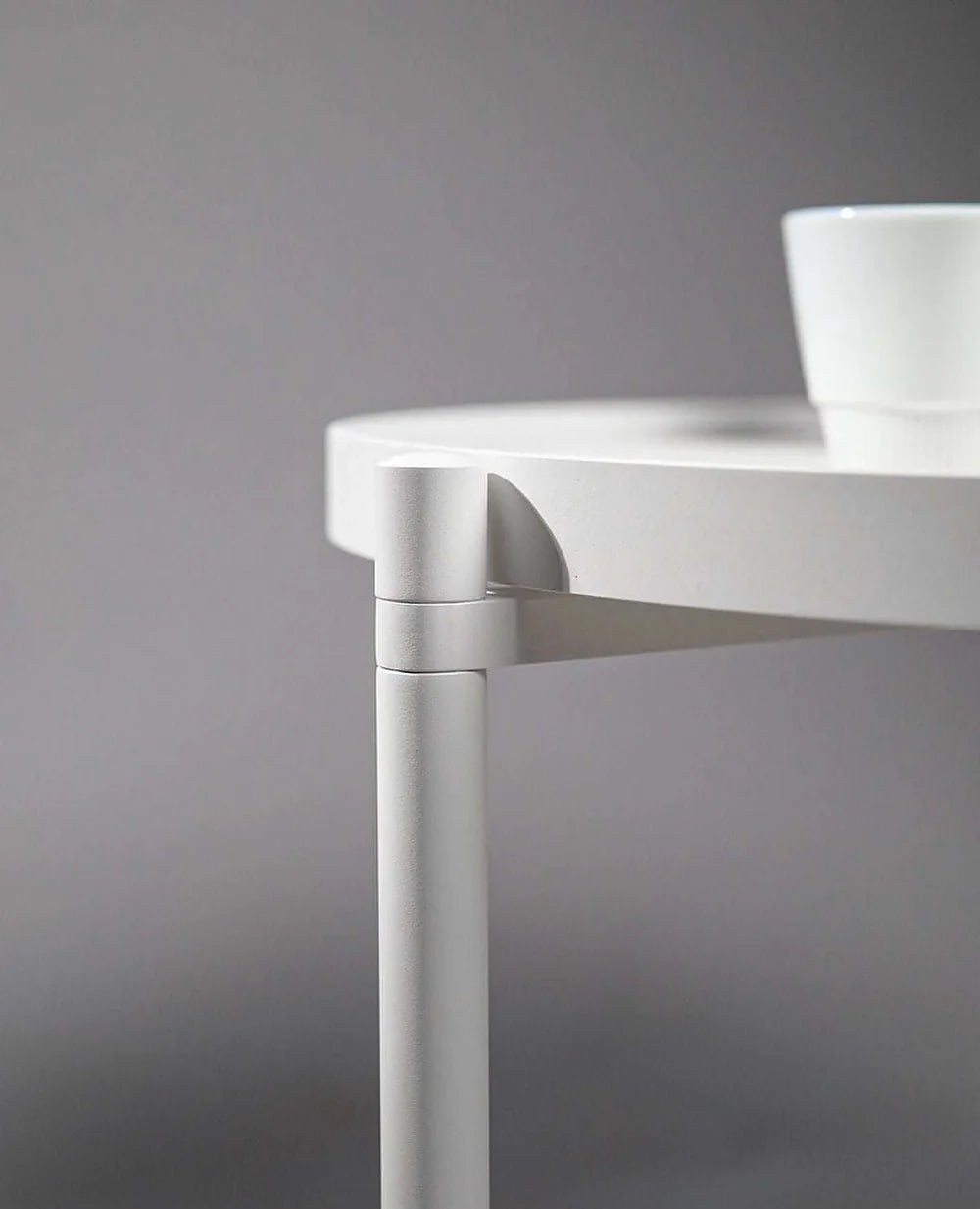 Detail: Orbis Couchtisch in Weiß – modernes Metall-Design von Siqual