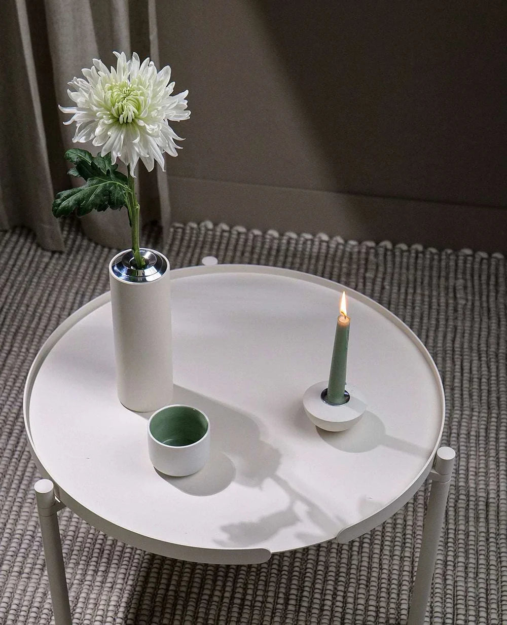 Orbis Tisch Weiß mit Vase – Design-Couchtisch von Siqual für kreative Einrichtung