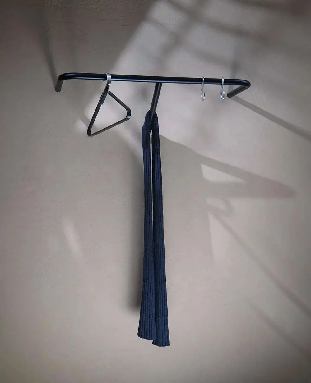 Wandgarderobe RAIL in Schwarz aus Metall – minimalistisches Design im Industrial Style