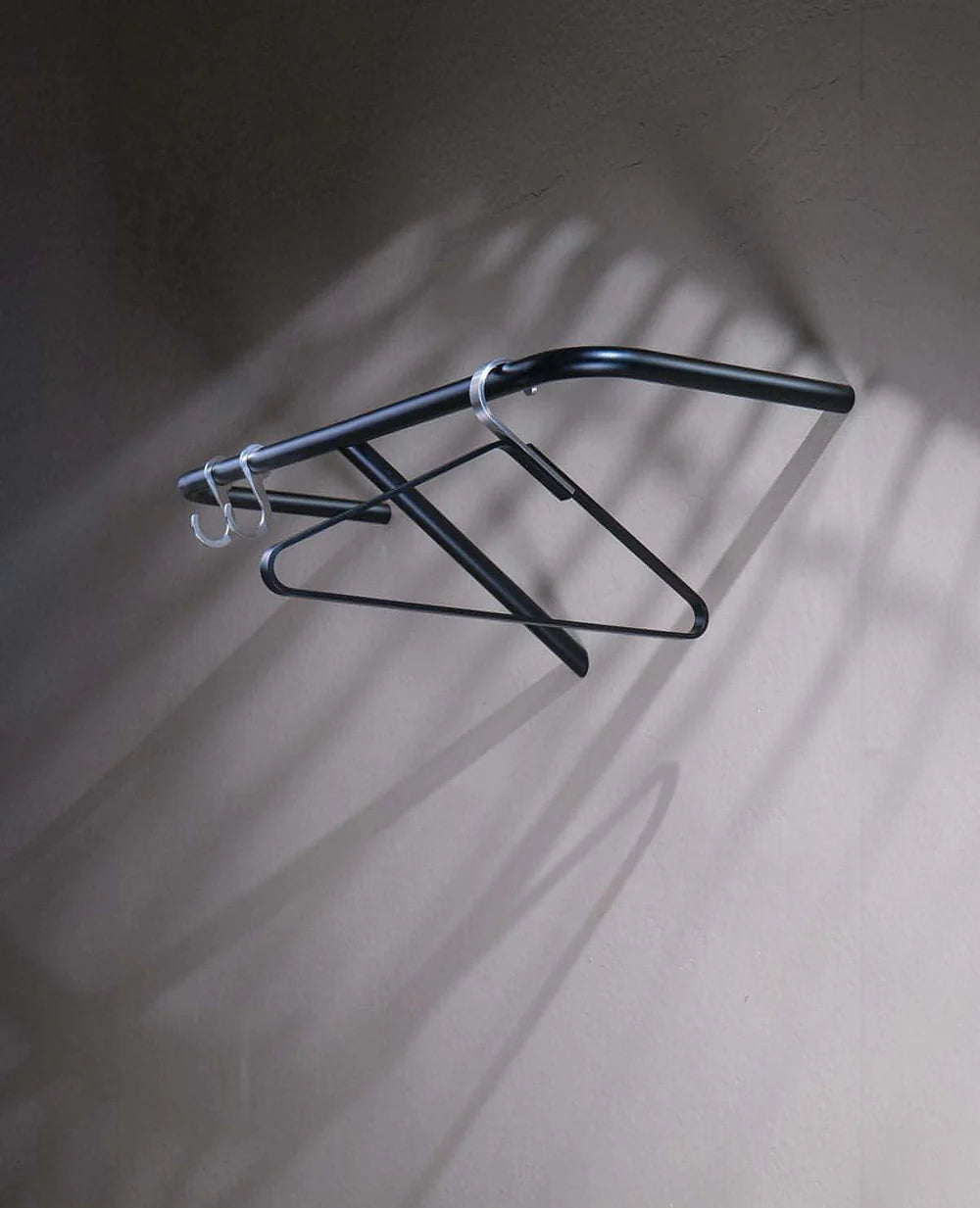 Schlichte Wandgarderobe in Schwarz – puristisches Design für moderne Einrichtungen