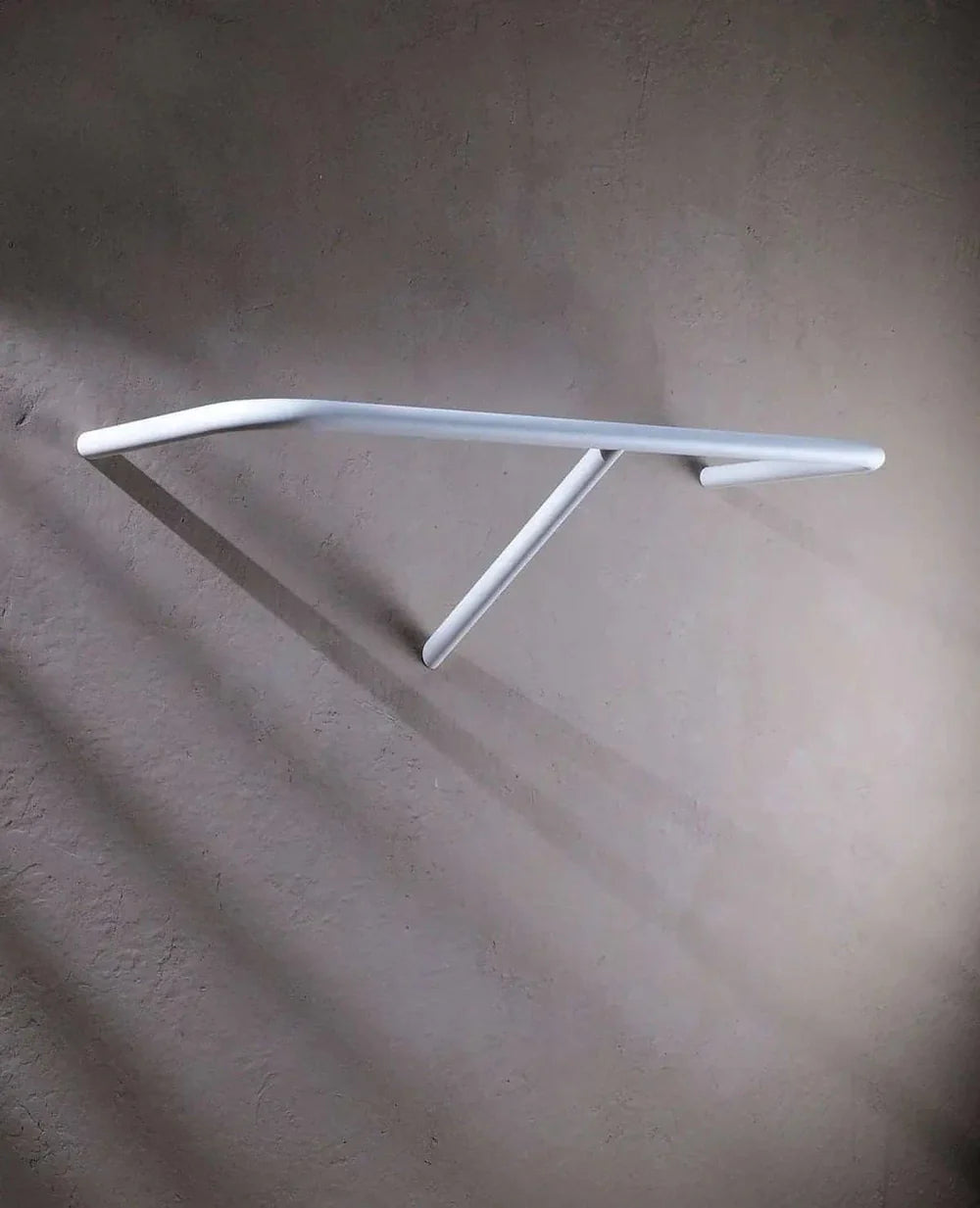 Weiße Metallgarderobe für die Wand – RAIL von Siqual im Bauhaus-Stil für kleine Räume