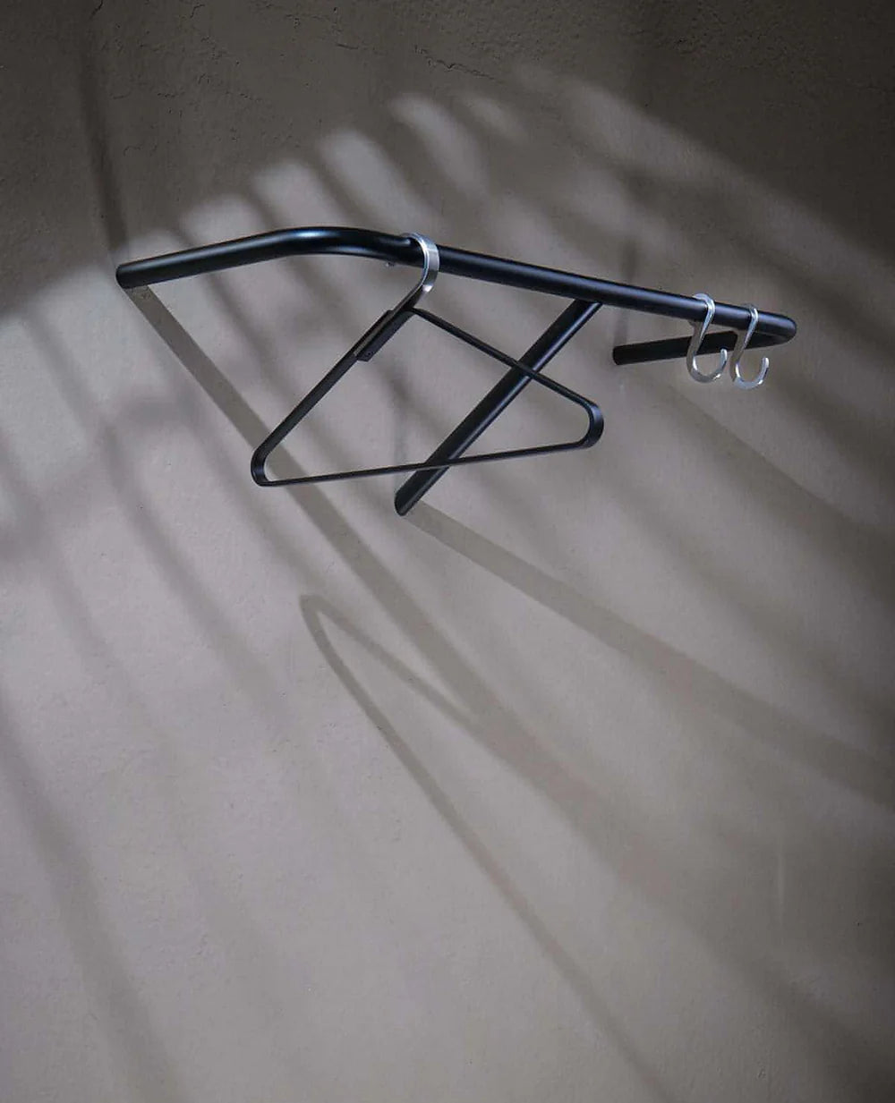 RAIL Wandgarderobe kombiniert mit Haken und Bügel – moderne Garderobenlösung von Siqual Design