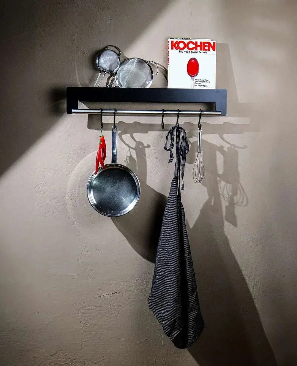 Wandgarderobe Joshua in Schwarz – schmale Metallleiste mit Haken für Küchenutensilien