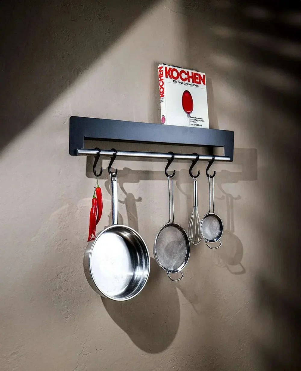 Schmale Wandgarderobe Joshua in Schwarz – in Küche eingesetzt mit Aufhängung für Tücher oder Kochzubehör