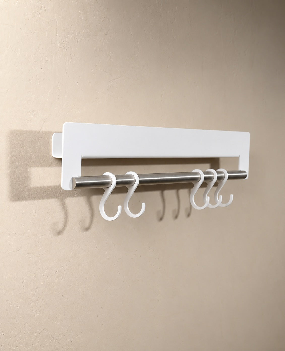 Weiße Wandgarderobe mit Ablage und Haken aus Metall von Siqual Design für Flur, Küche, Bad oder Kinderzimmer