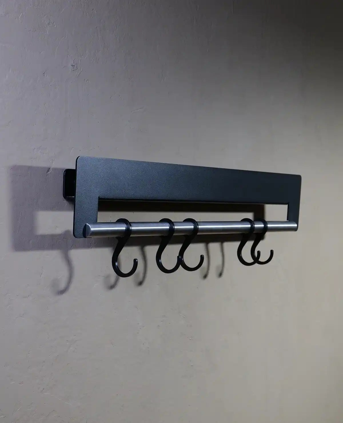 Design-Wandgarderobe Joshua in Schwarz – moderne Einrichtungsidee für Flur, Bad, Küche