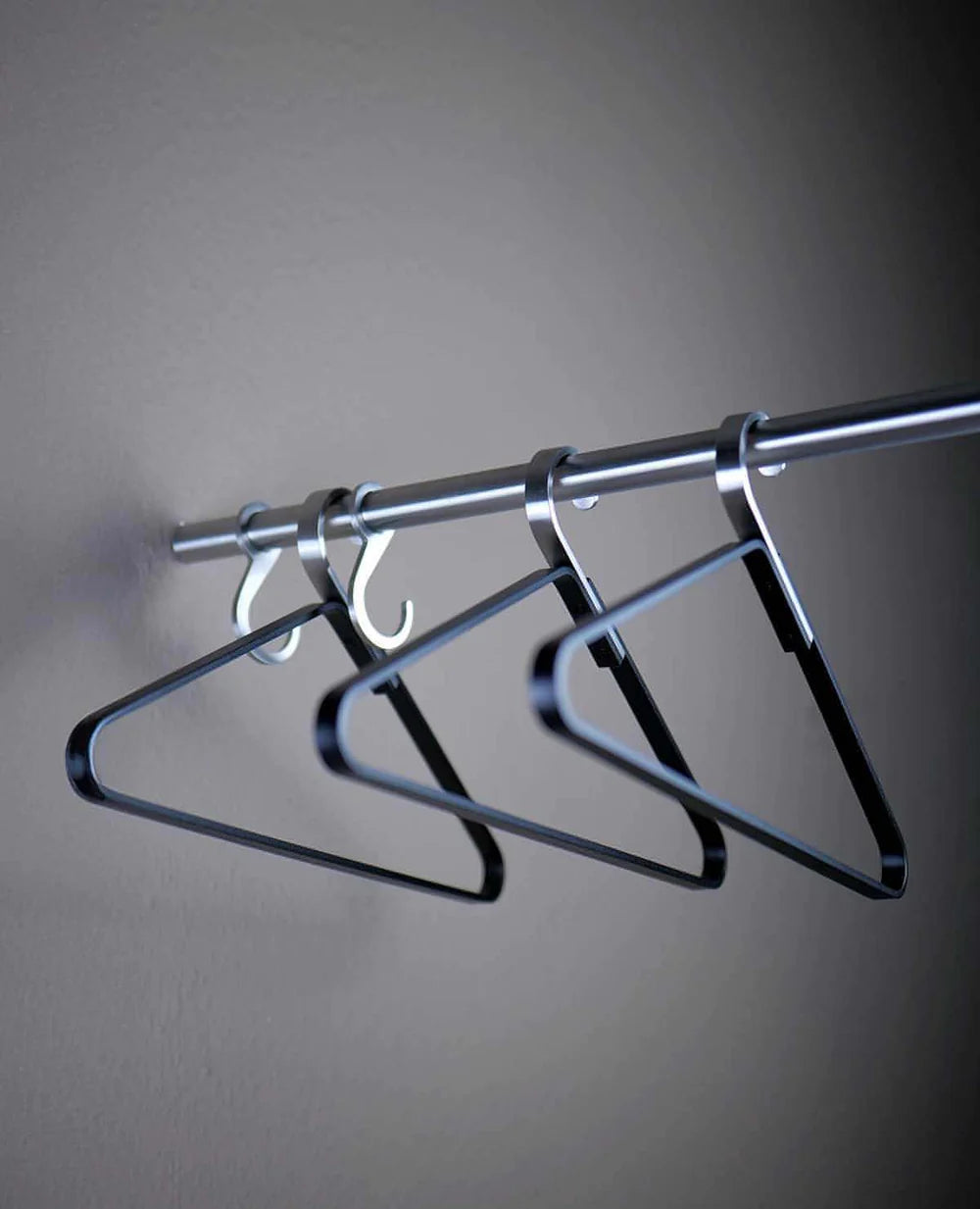 Minimalistischer Metallkleiderbügel Silver Unique in Schwarz – modernes Wohnaccessoire