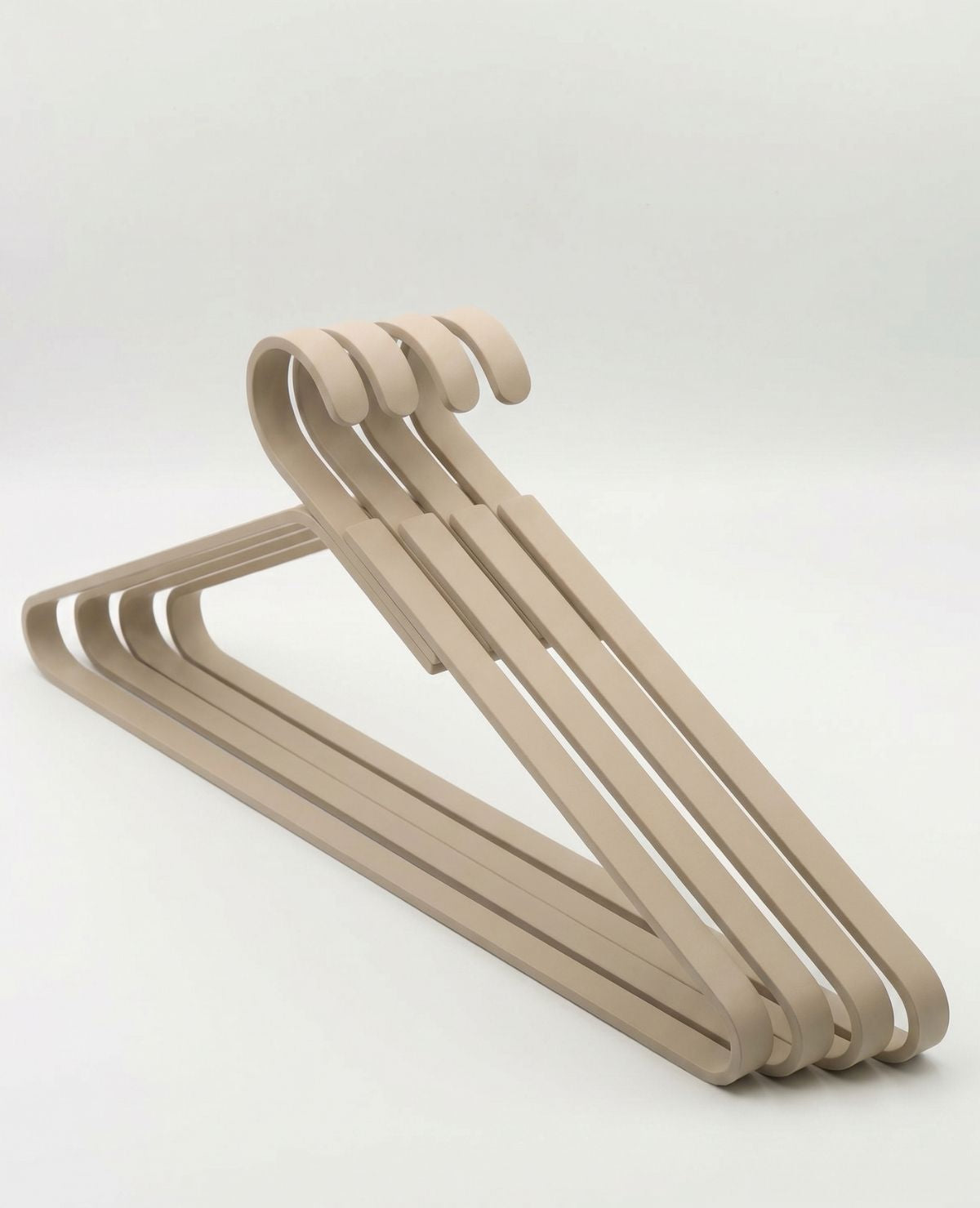 Moderner Kleiderbuegel UNIQUE in Champagne Beige fuer Flur, Gaestezimmer oder Wartebereich