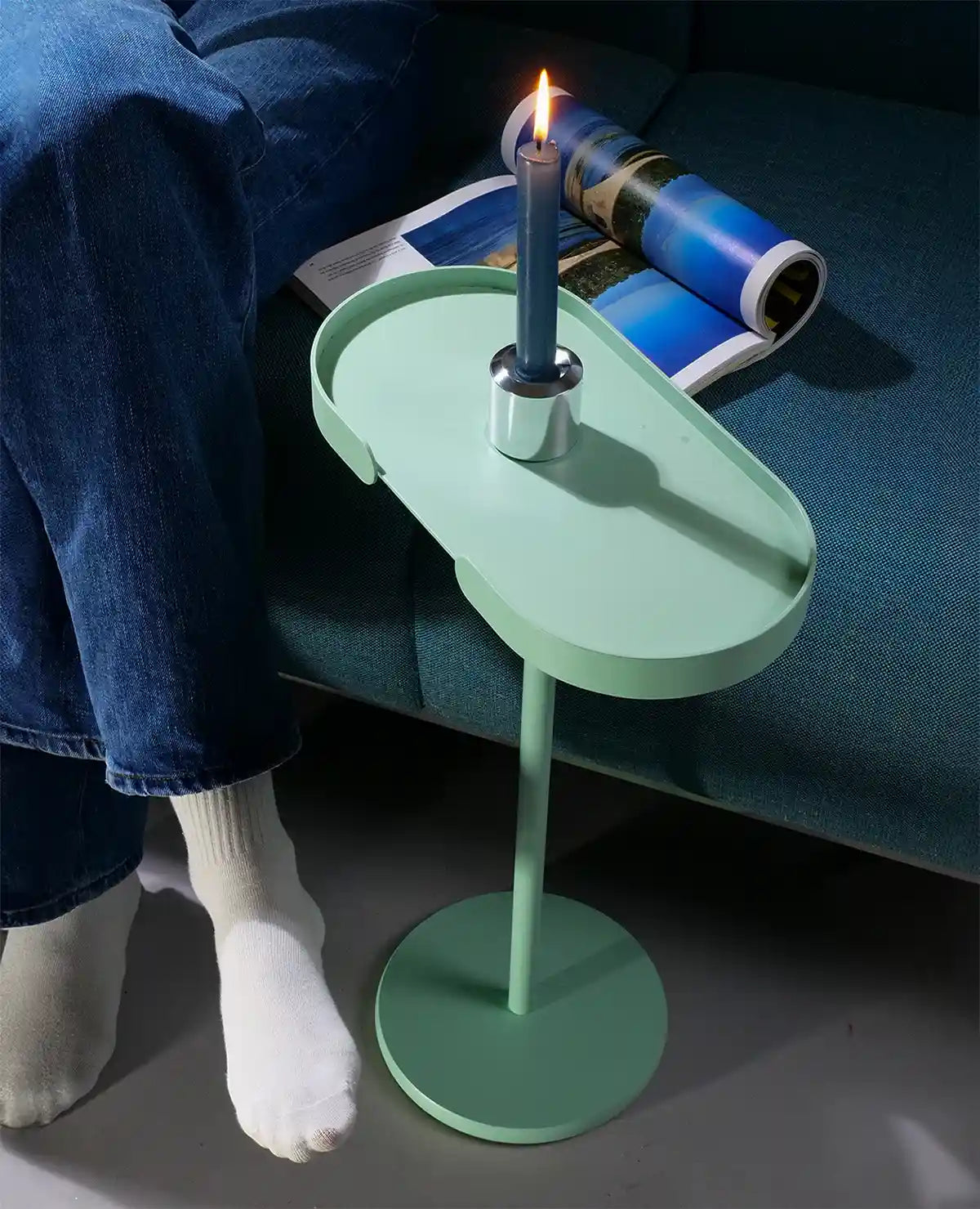 Wohnbeispiel mit Stan Beistelltisch und Dekoration – Metalltisch in Mint (RAL 6019)