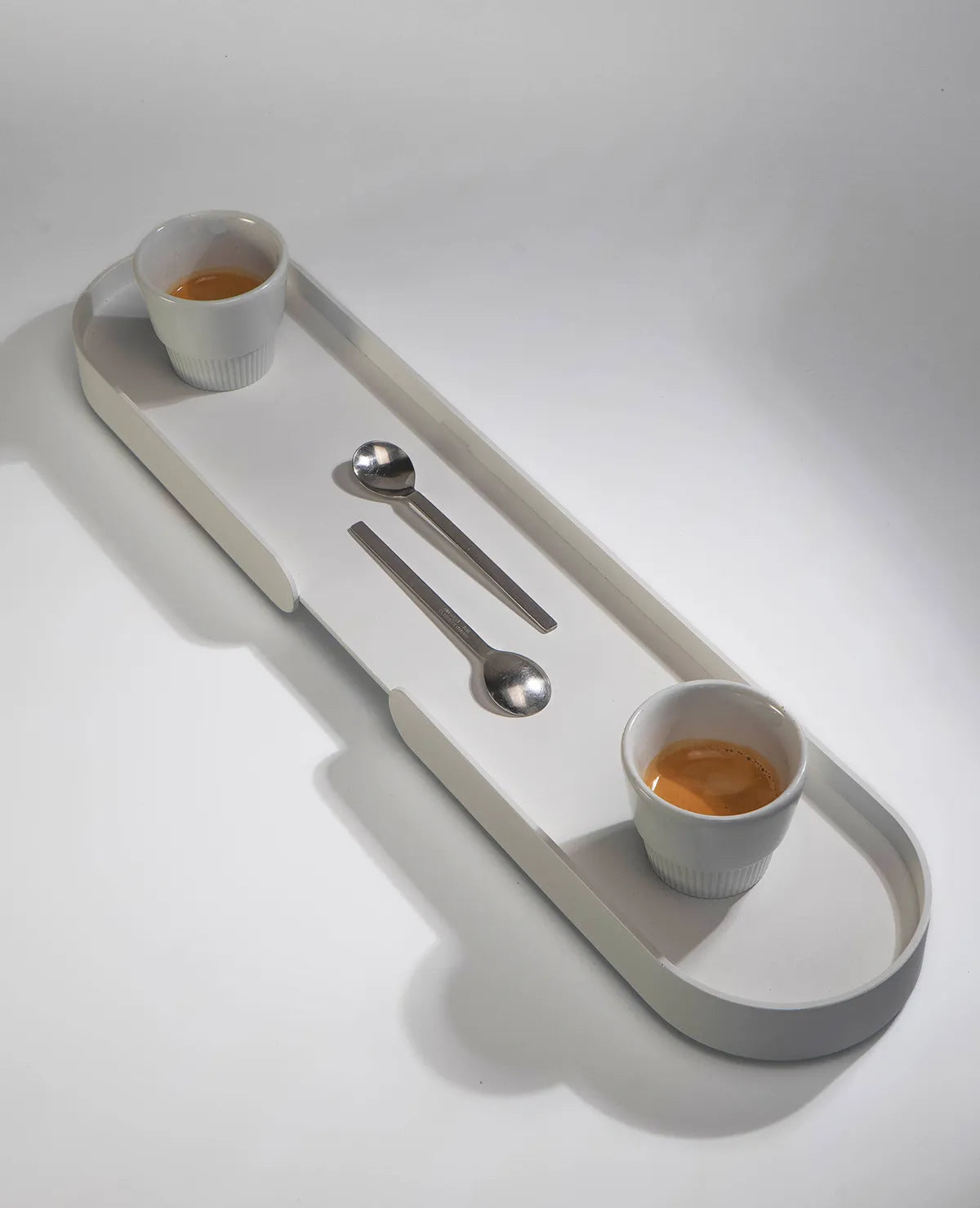 LUNGO – Längliches Tablett mit stabiler Reling für Alltag und Dekor