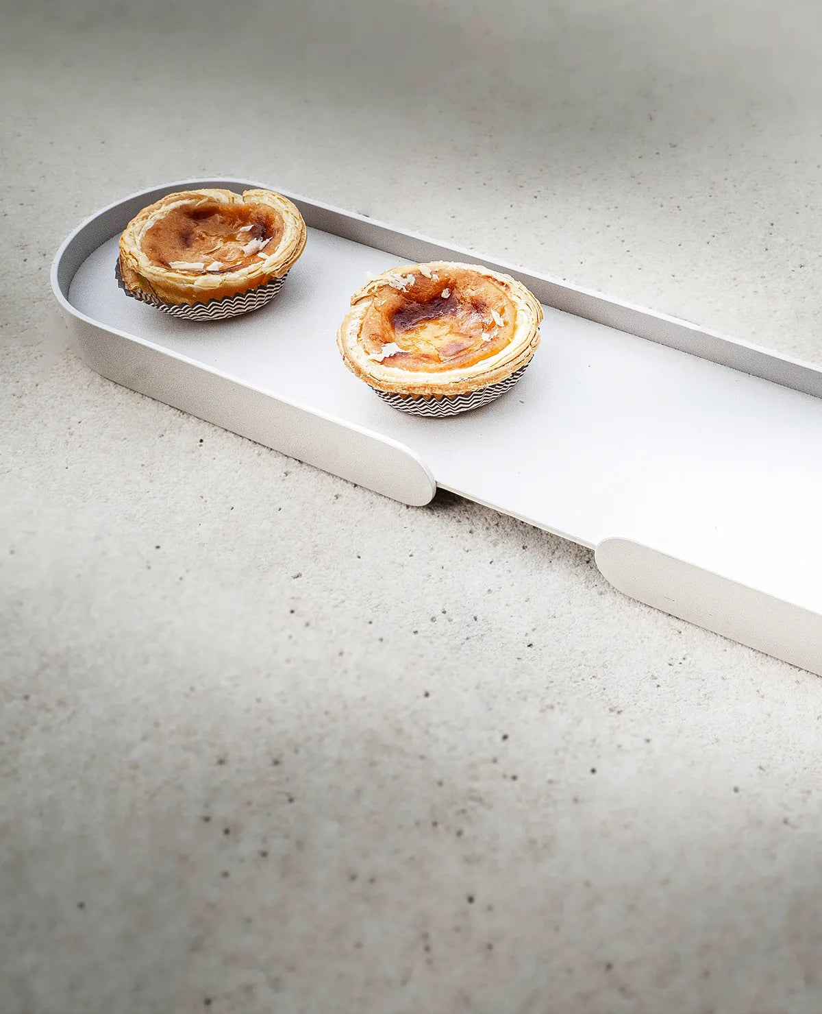 Beiges Tablett aus Metall von Siqual Design mit Gebäck