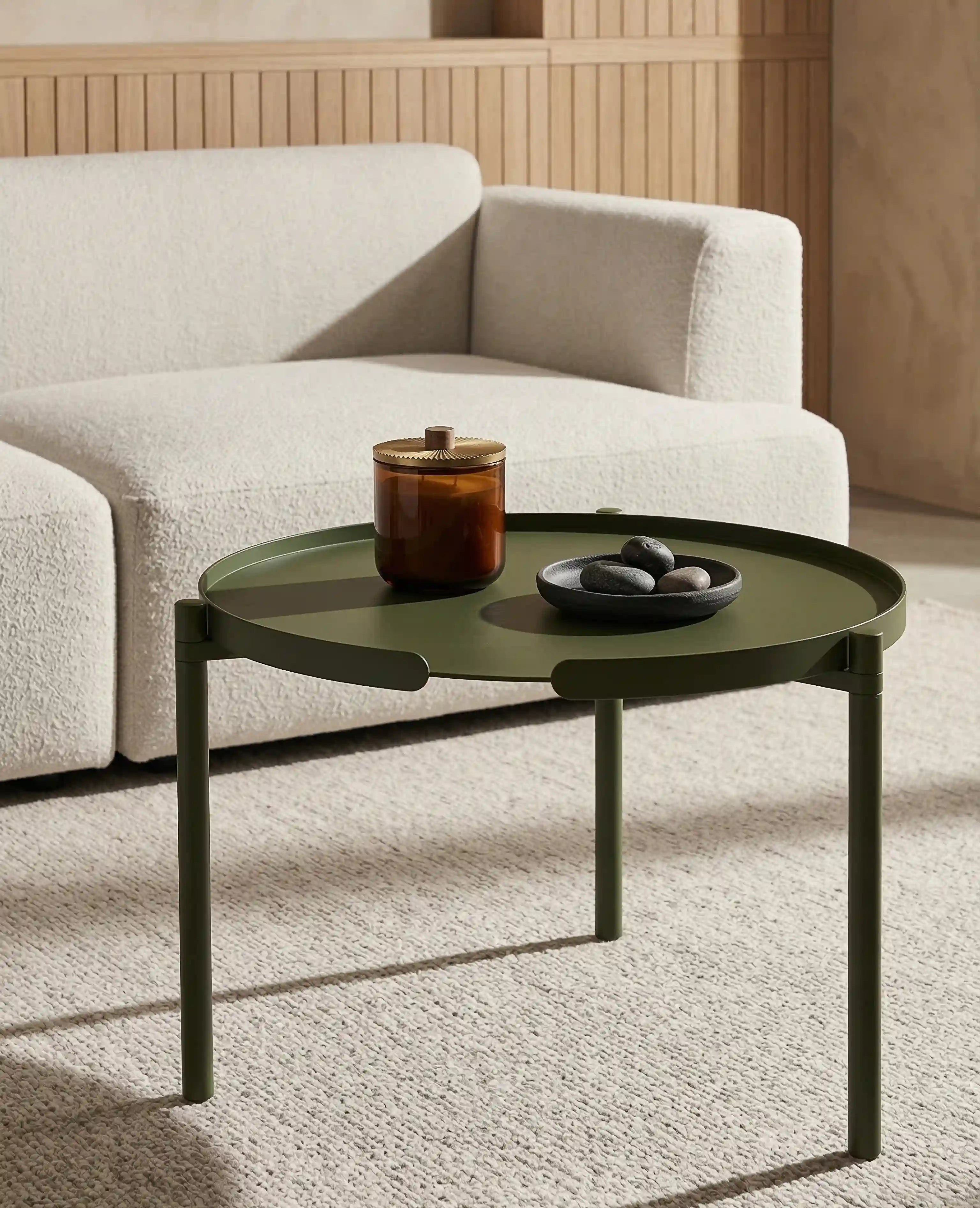 Runder Couchtisch ORBIS aus Metall auf Teppich im Wohnzimmer