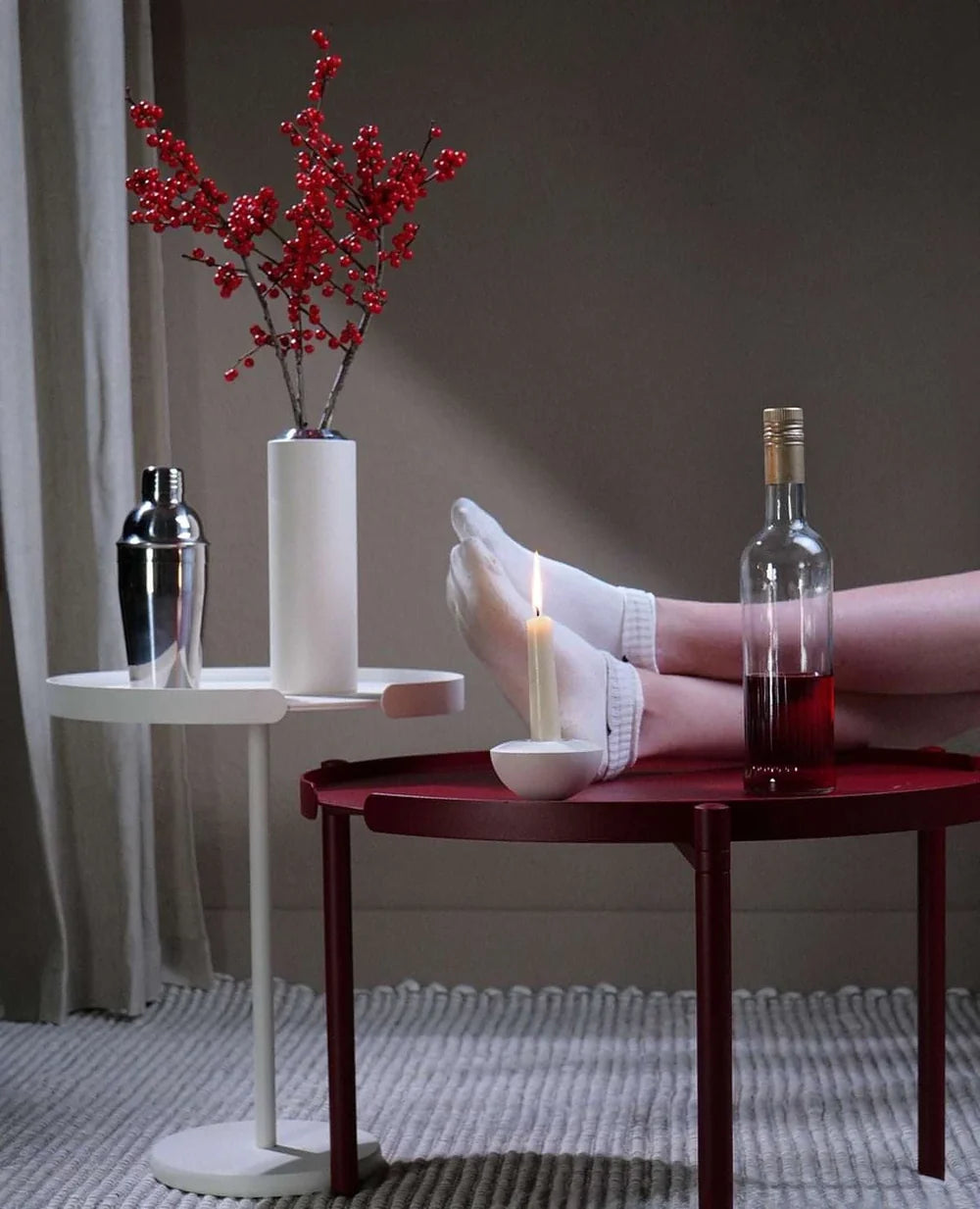 Design-Couchtisch Orbis in Rot – wetterfester Tisch für drinnen und draußen