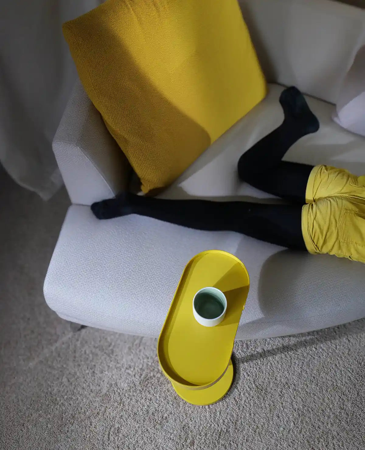 Beistelltisch Stan in Gelb von Siqual Design – neben dem Sofa als praktische Ablage platziert