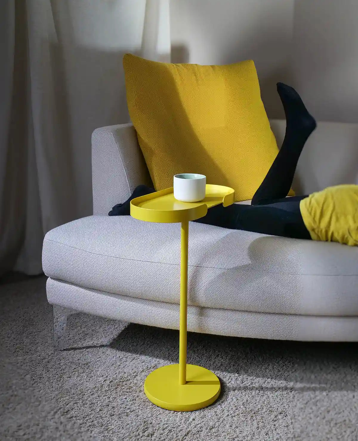 Gelber Beistelltisch Stan aus wetterfestem Metall – moderner Akzent für Wohnräume oder Terrasse