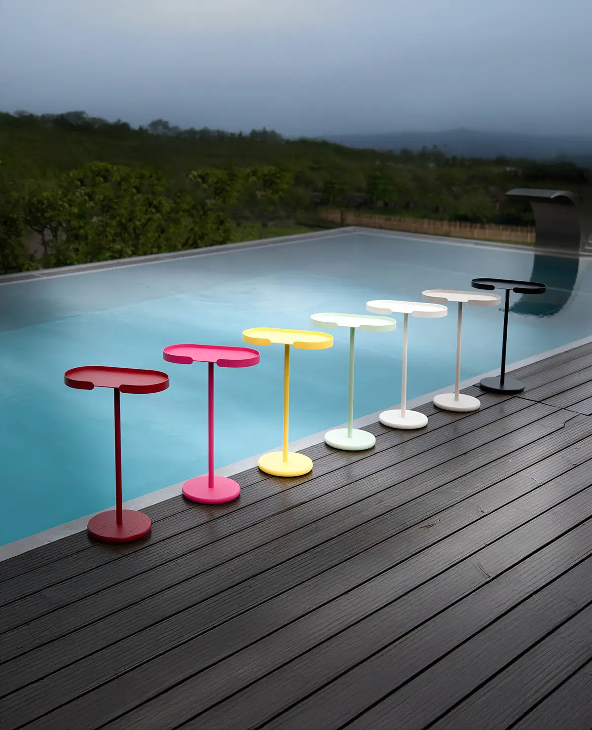 Eleganter Beistelltisch Stan von Siqual Design – perfekt für den Poolbereich
