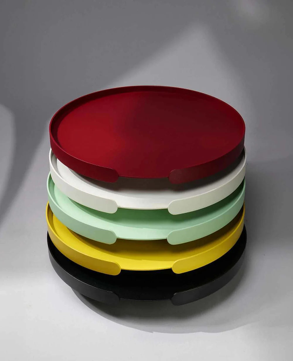 Mehrfarbige Tabletts Lilo von Siqual gestapelt – Design in Schwarz, Rot, Weiß, Mint und Gelb für drinnen und draußen