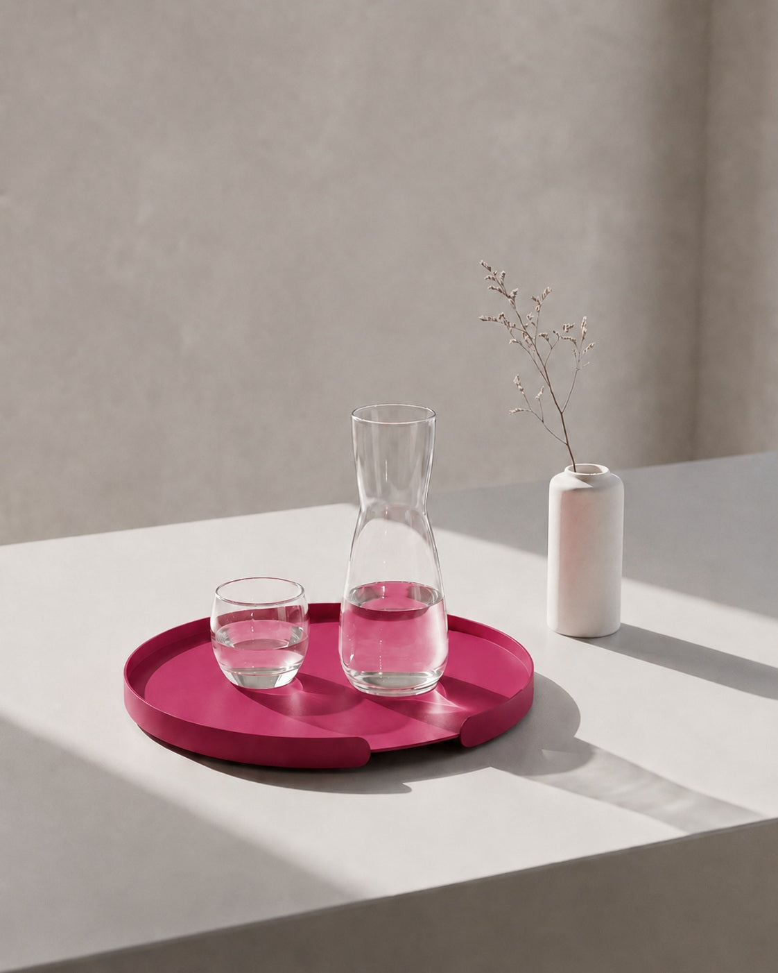 Pinkmagenta Tablett aus Metall von Siqual Design als farbstarkes Serviertablett und Dekotablett für moderne Wohnräume