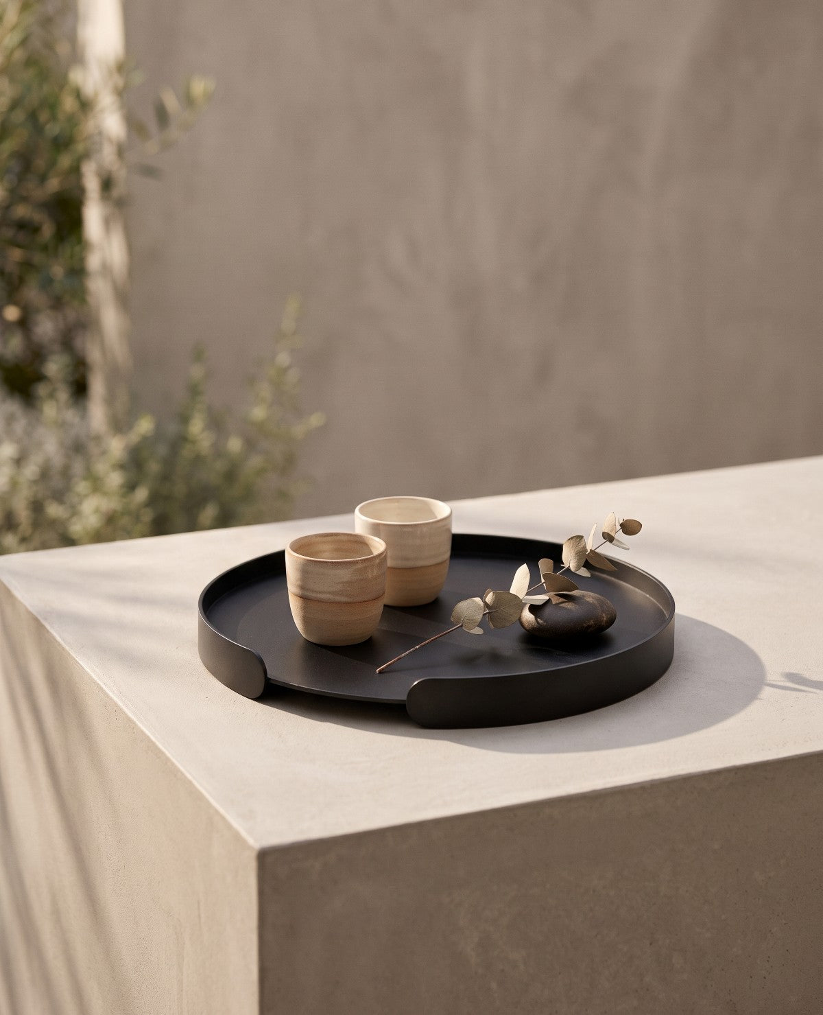 Schwarzes Tablett aus Metall von Siqual Design als Serviertablett und Dekotablett für Wohnraum, Küche oder Balkon
