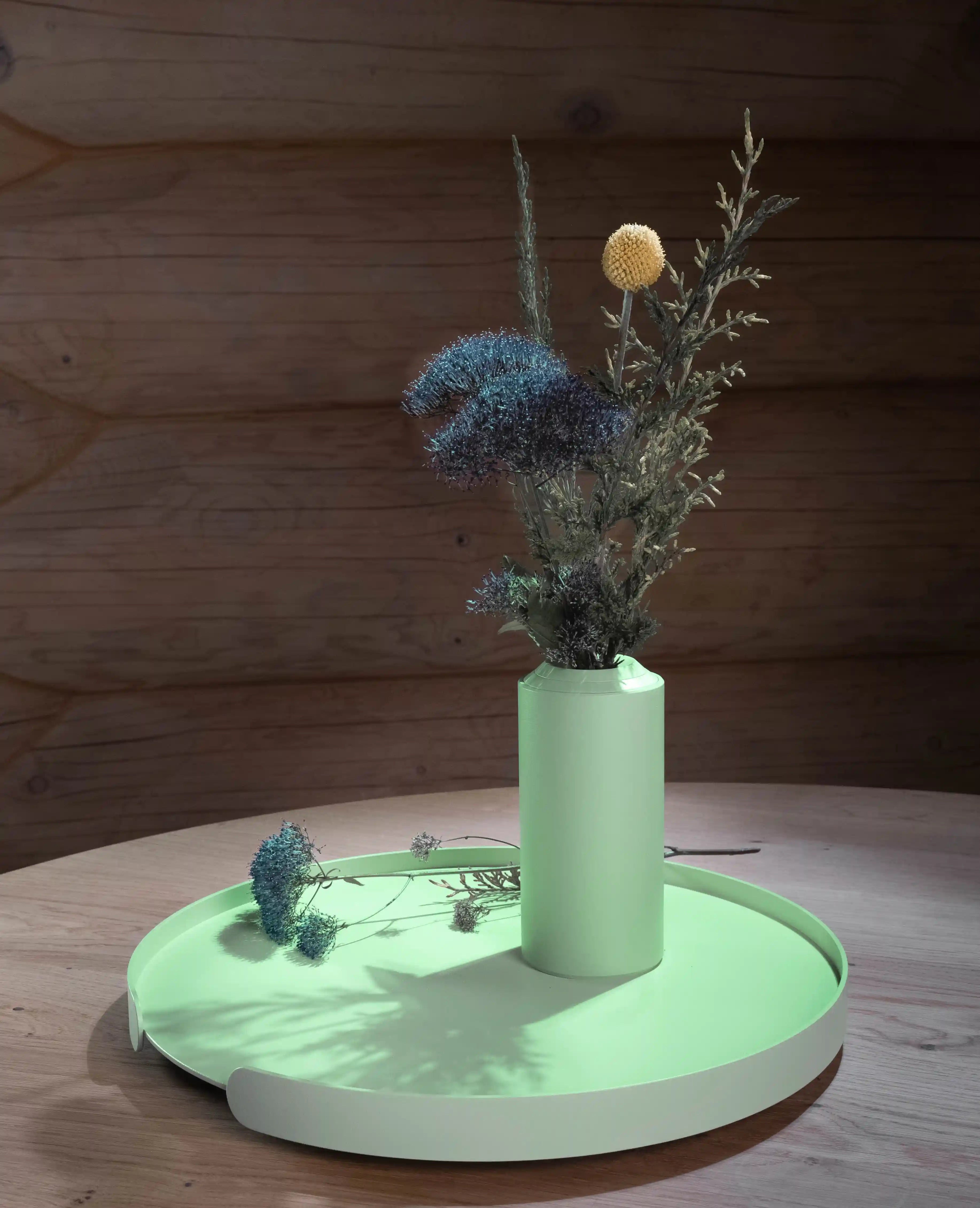 Lilo Tablett von Siqual Design mit Blumenvase – stilvolle Kombination aus Metalltablett und Dekoration für den Wohnbereich