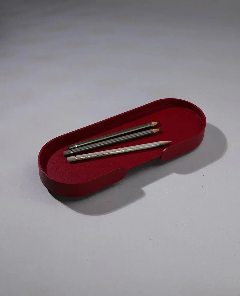 Tablett Mortimer in Rot als elegante Stifteablage auf dem Schreibtisch