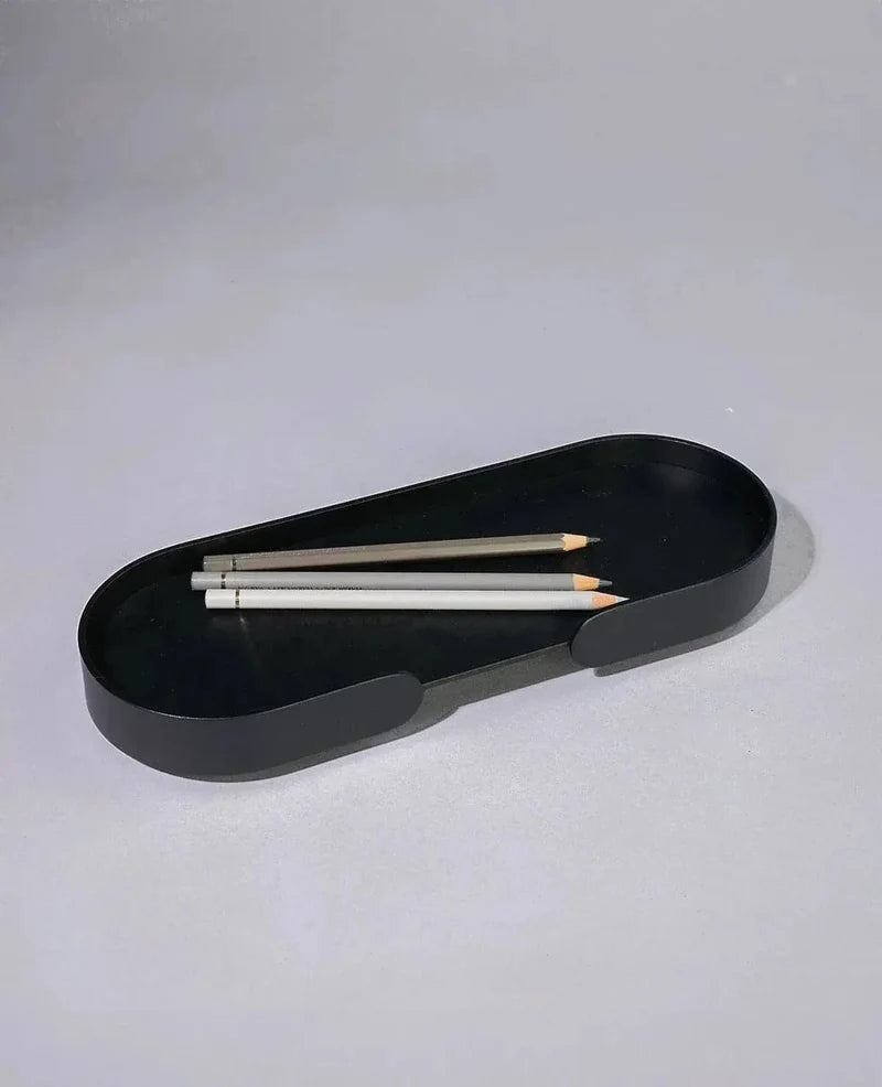 Tablett Mortimer in Schwarz als elegante Stifteablage auf dem Schreibtisch