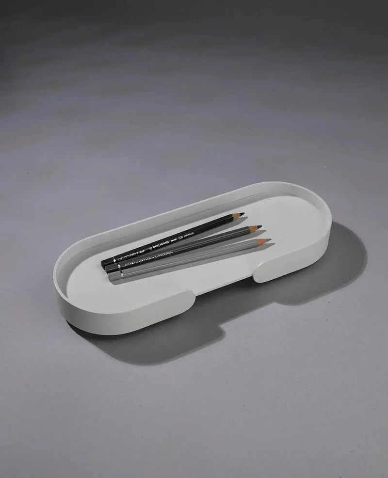 Weißes Mortimer-Tablett zur stilvollen Organisation von Bürobedarf