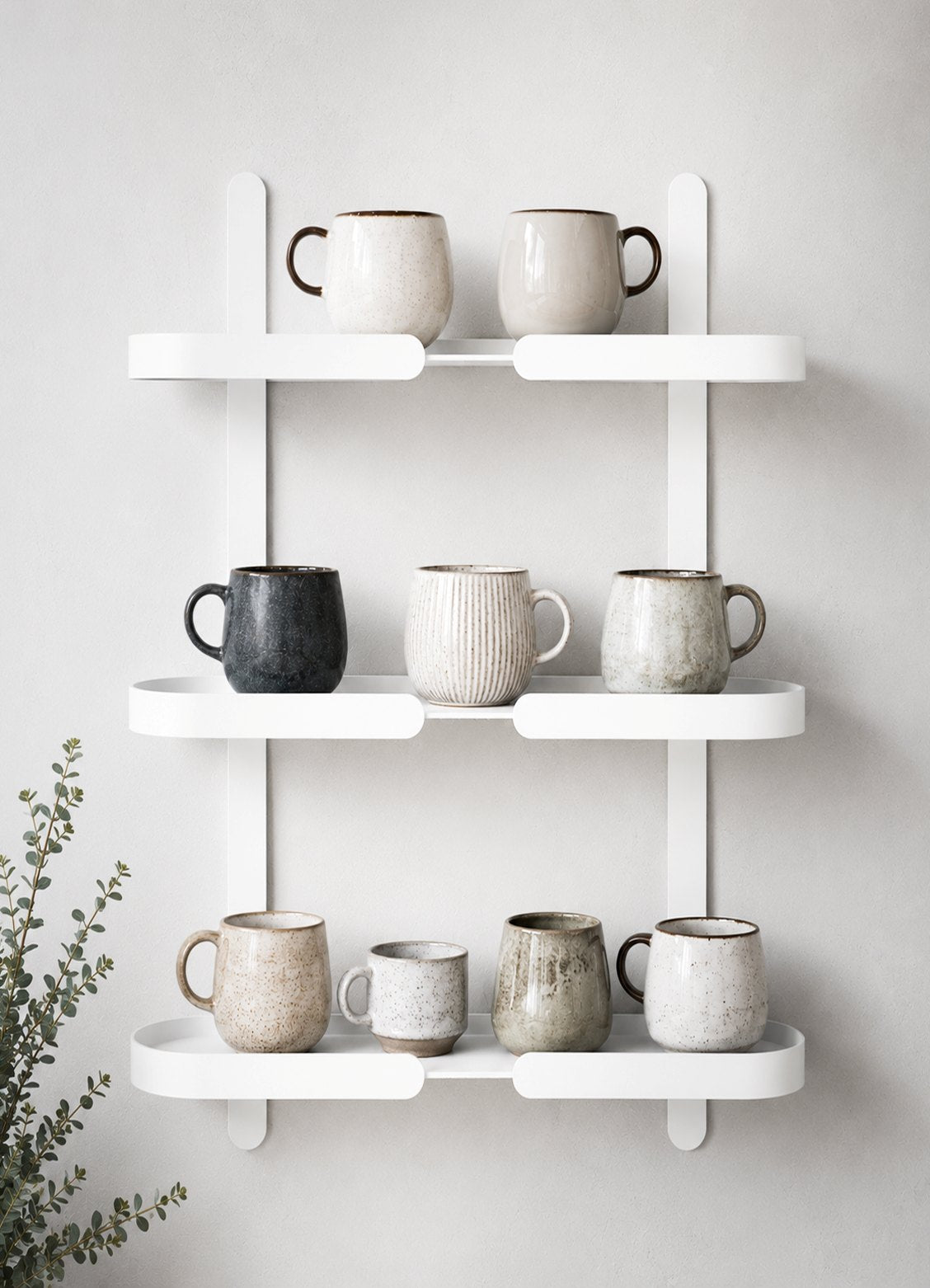 Weißes Tassenregal von Siqual Design aus Aluminium mit Keramiktassen an einer hellen Küchenwand