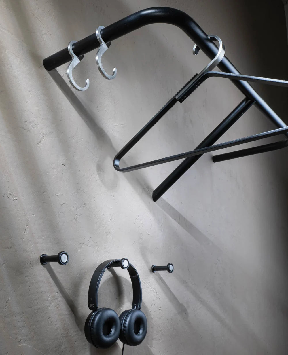 Tiny Silver Haken im Set mit RAIL Garderobe und Metallkleiderbügel – modulares Aufbewahrungssystem