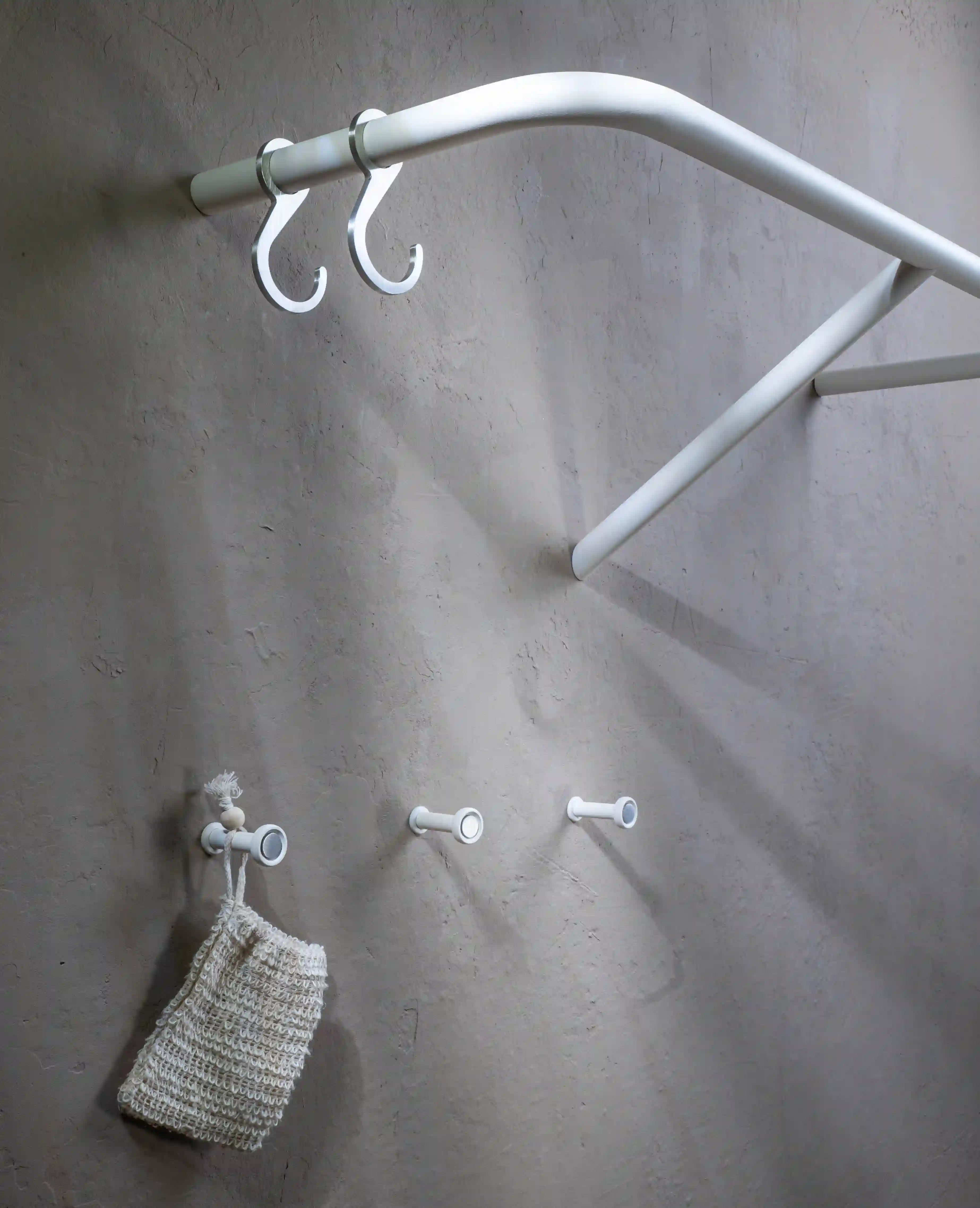 Tiny Silver Haken in Weiß kombiniert mit RAIL – vielseitiges Garderobensystem von Siqual