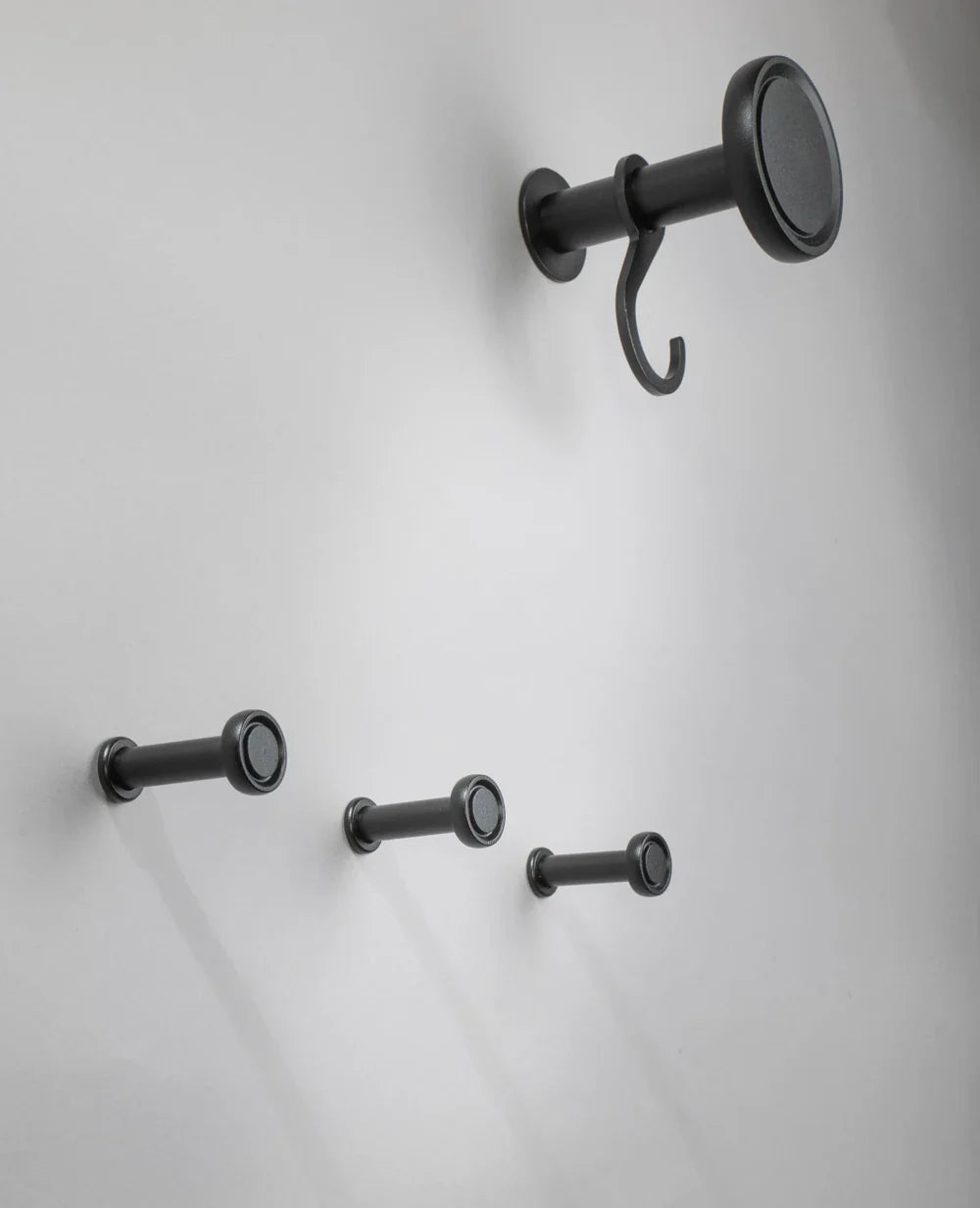 Unifarbener Tiny Wandhaken in Schwarz – langlebiges Metall-Design von Siqual