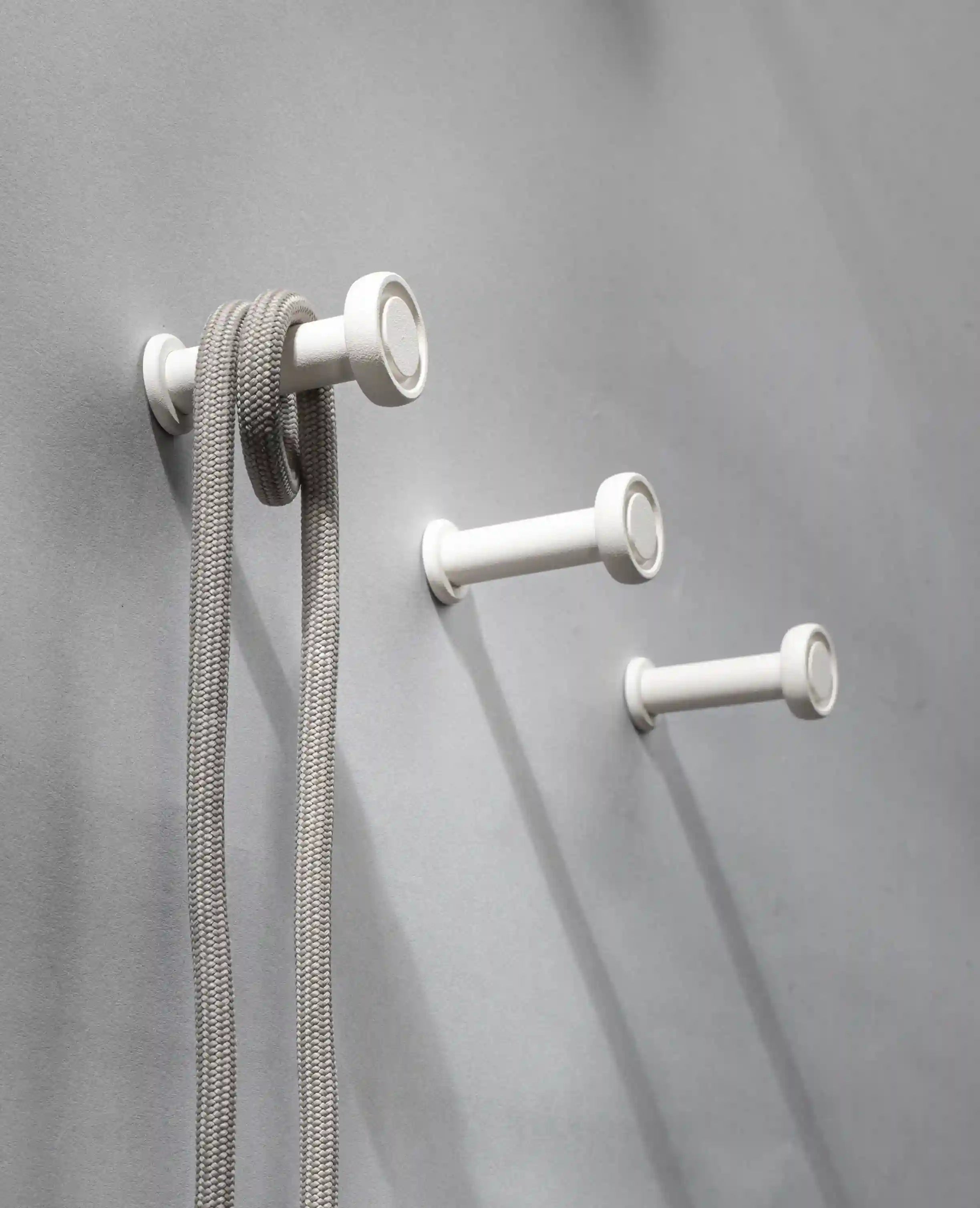 Tiny Wandhaken in Cremeweiß – schlichtes unifarbenes Design aus Metall, 3er-Set