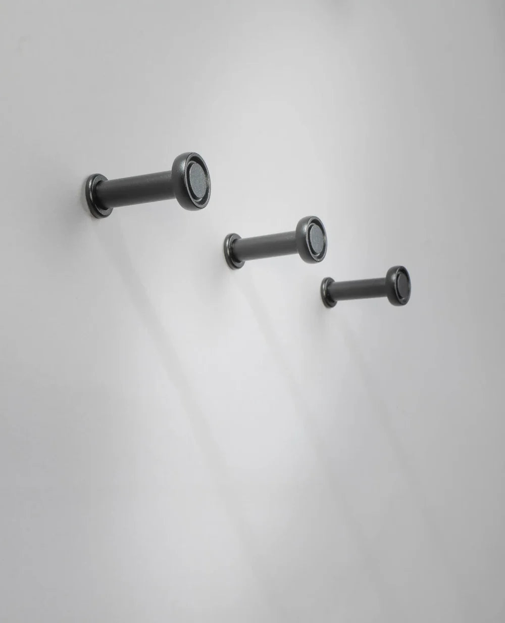 Tiny Wandhaken in Schwarz – pulverbeschichtetes Metall im unifarbenen 3er-Set
