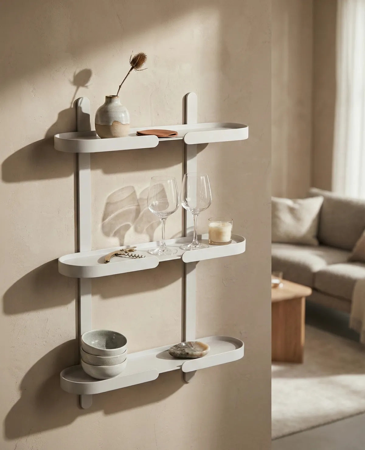 Modernes Wandregal aus Metall von Siqual Design mit schwebender Optik und klarer Form