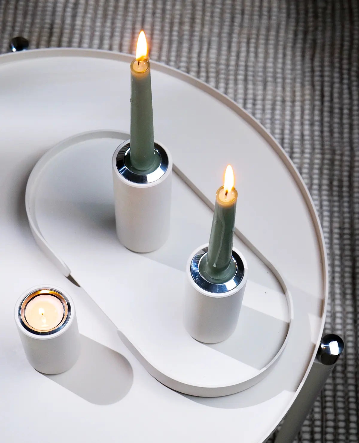 Schlichter Twist Kerzenständer im Wohnzimmer – modernes Designobjekt