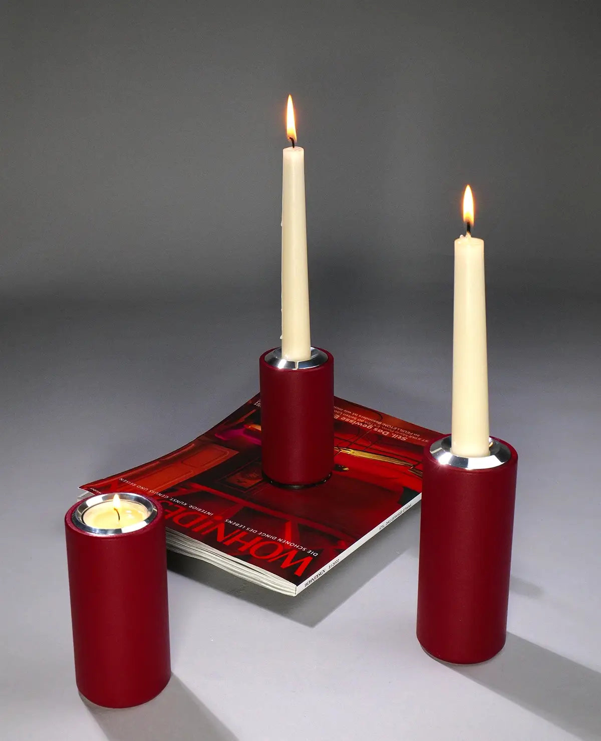 Funktionaler Kerzenhalter Twist in Rot für Teelicht oder Stabkerze – Design von Siqual