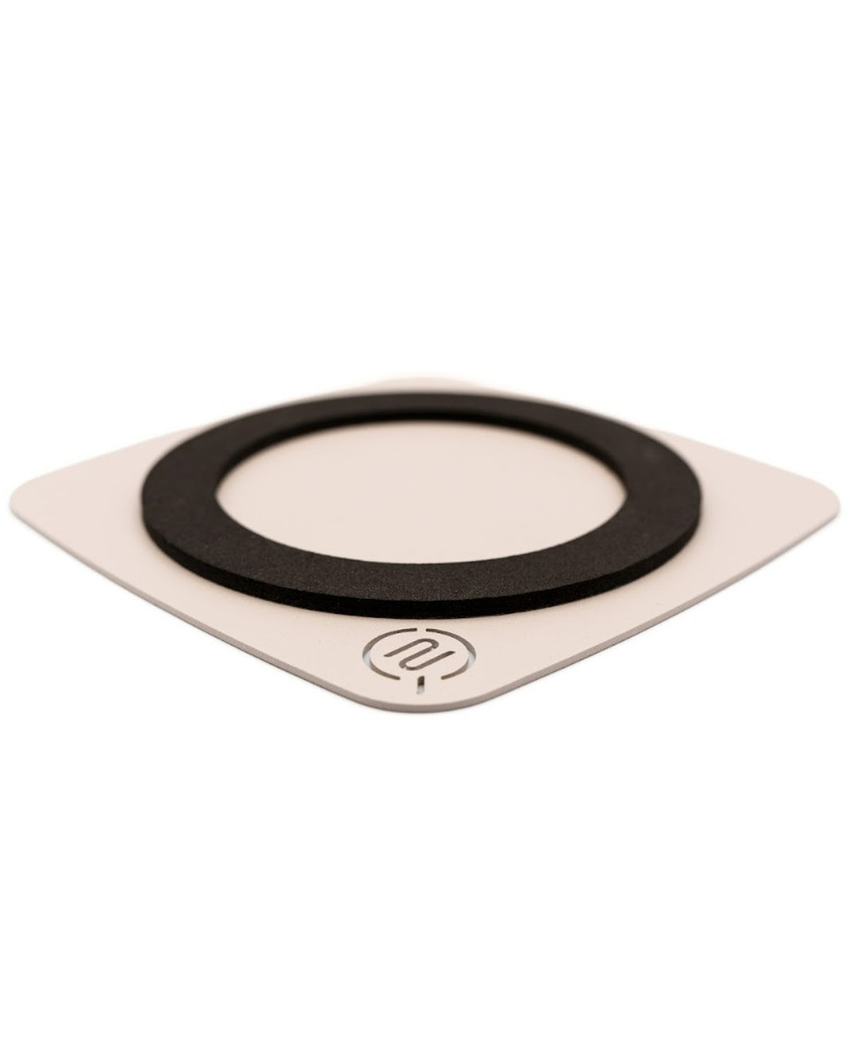 Unterseite eines wasserabweisenden Edelstahl-Untersetzers von Siqual Design mit schwarzem Antirutsch-Ring und abgerundeten Ecken.