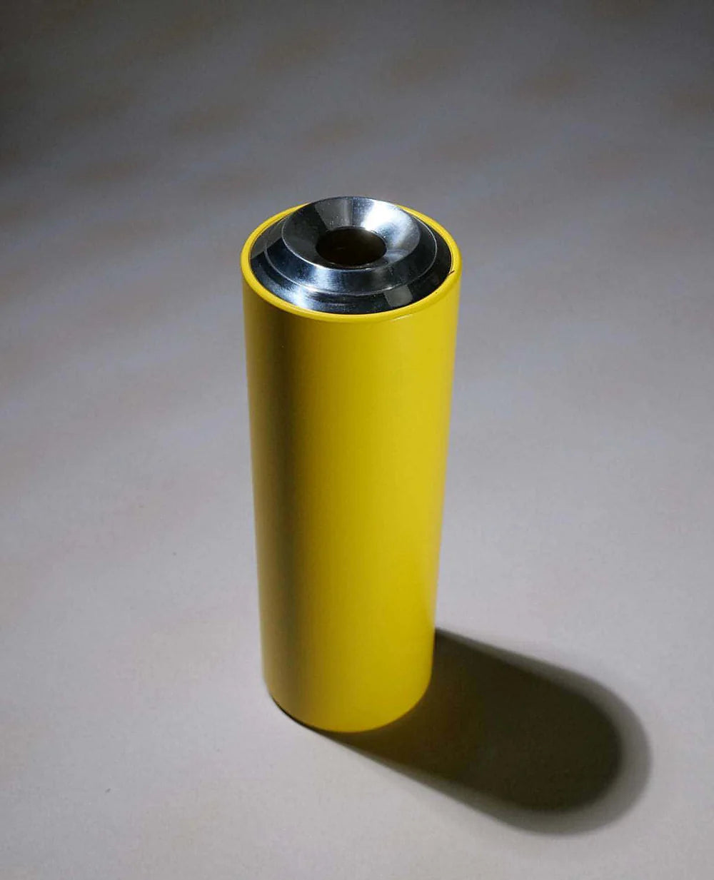 Outdoor-taugliche Floare Vase aus wetterfestem Metall – moderne Deko für drinnen und draußen