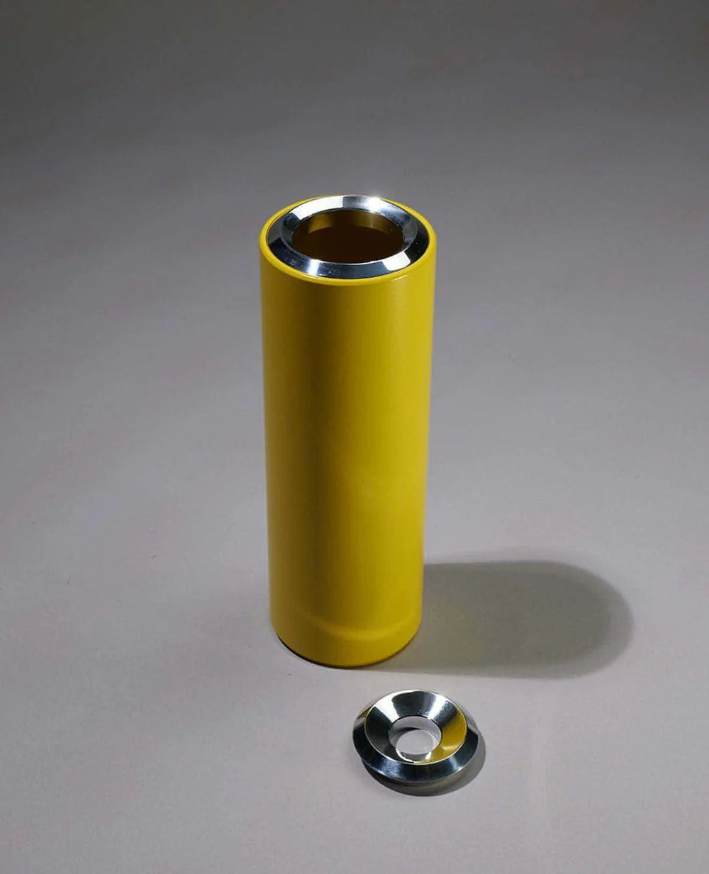 Vase Floare mit abgenommenem Ring – Metallring liegt daneben als abnehmbares Designelement