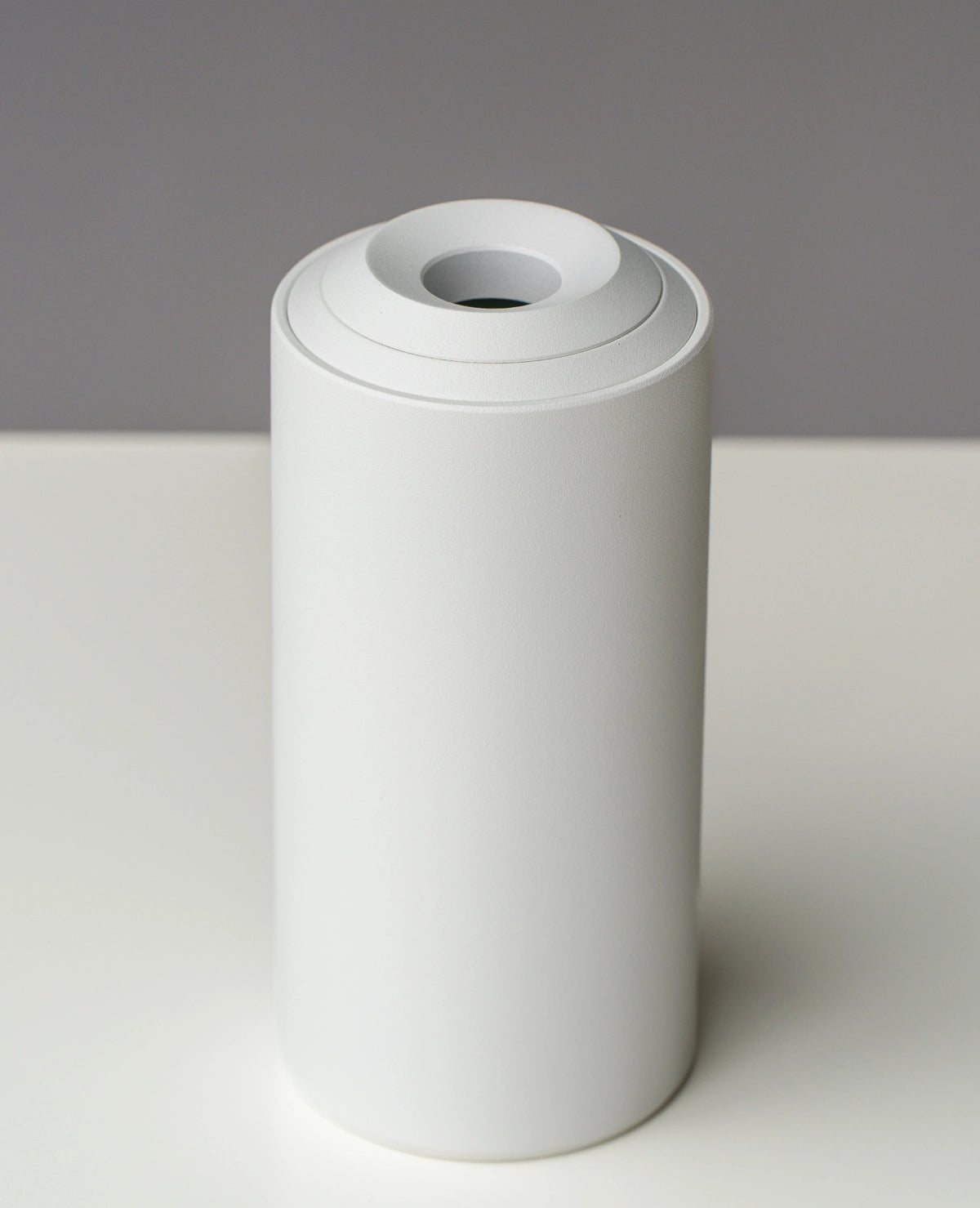 FLOARE – vază din metal cu design minimalist și inel detașabil